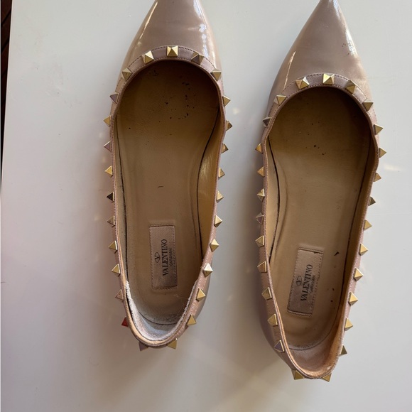 VALENTINO ROCKSTUD Nude patent flat. Size 40